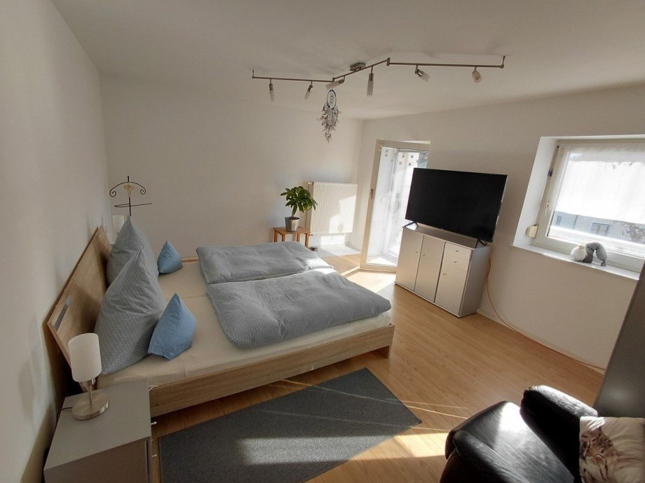 Helles Schlafzimmer/ Balkonzugang Einfamilienhaus R�hrnbach