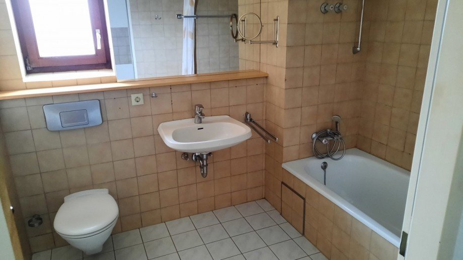 Bad mit Fenster Erdgeschosswohnung Waldkirchen