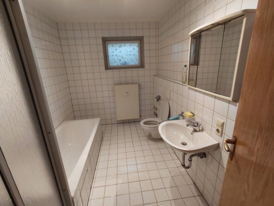 Badezimmer mit Wanne und Dusche Souterrainwohnung Waldkirchen