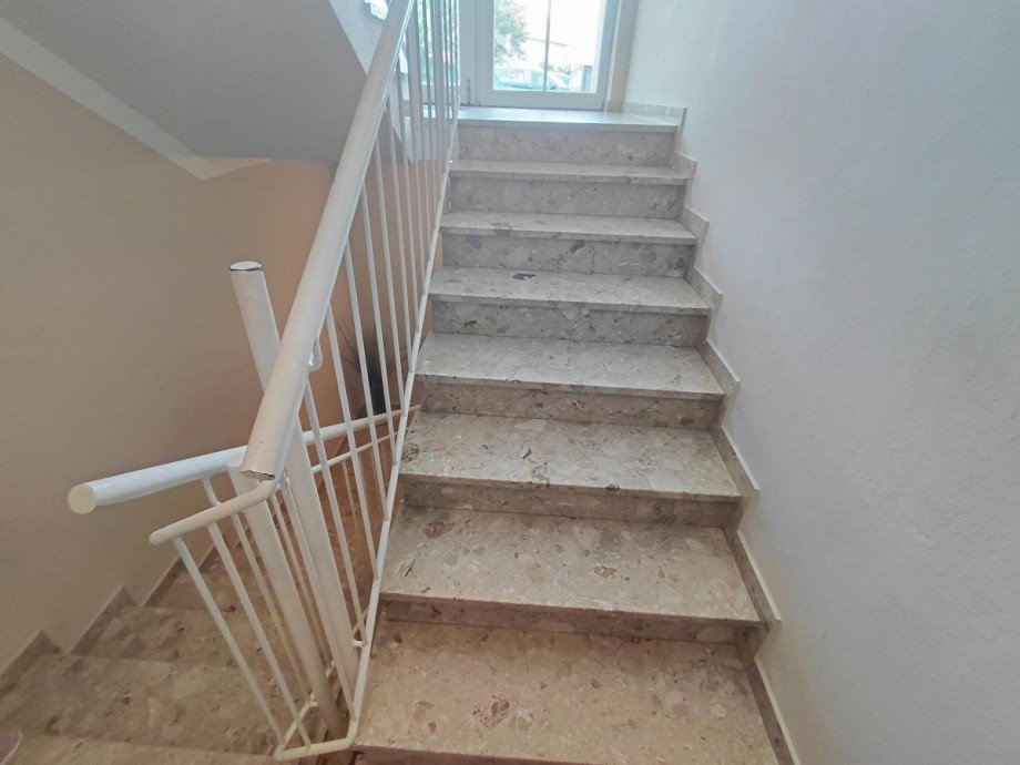 Helles Treppenhaus Souterrainwohnung Waldkirchen