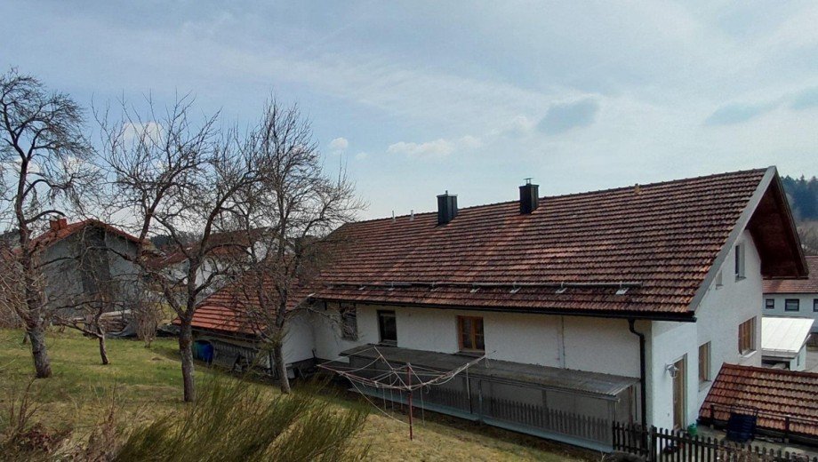 R�ckseite gesamte Anwesen Doppelhaush�lfte Spiegelau