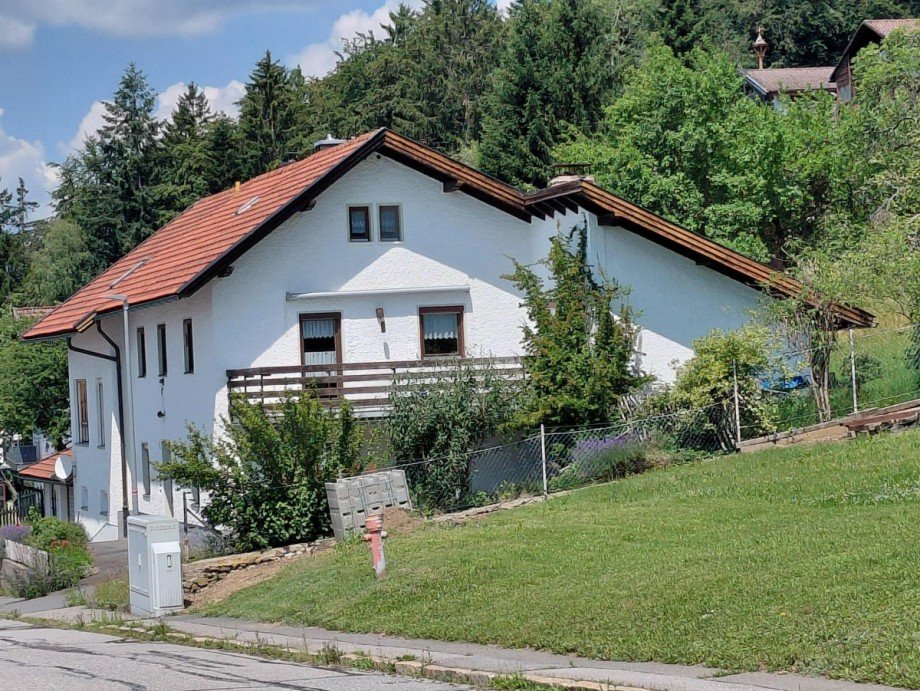 Stra�enansicht Doppelhaush�lfte Spiegelau