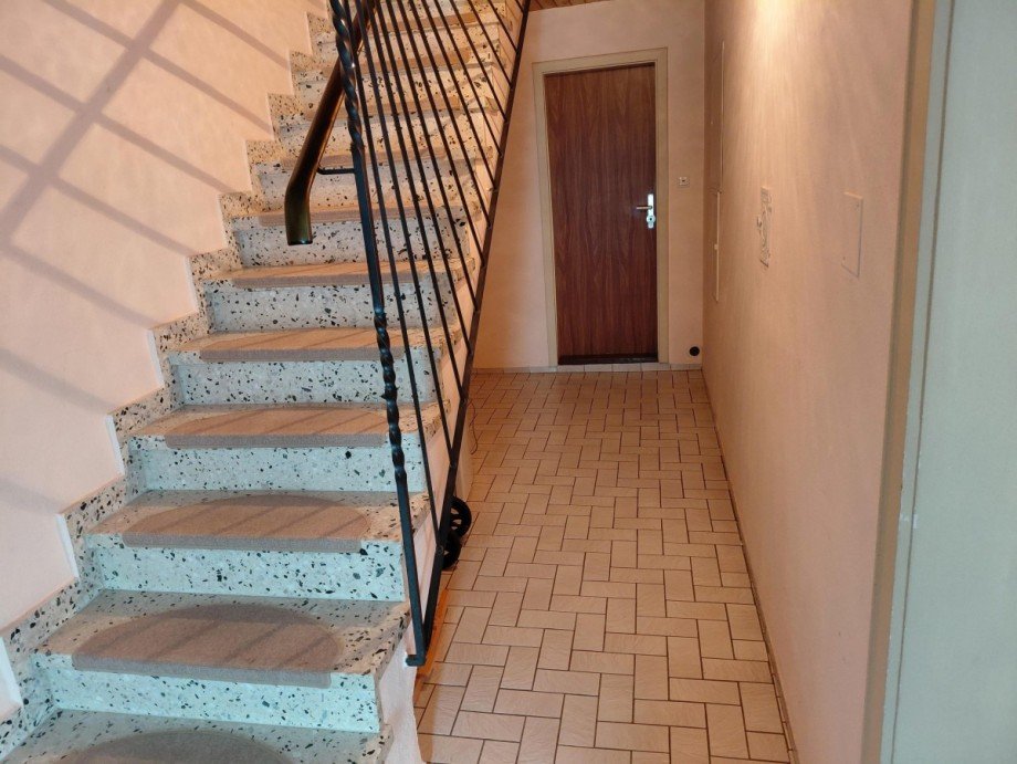 Eingang, Flur Richtung Bad/ Treppe OG Doppelhaush�lfte Spiegelau