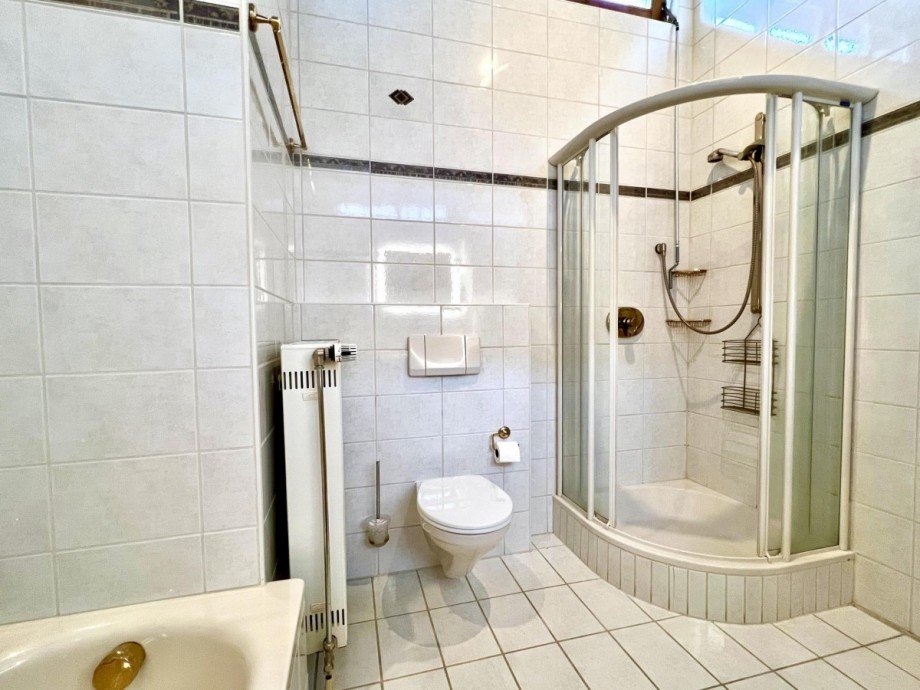 Gro�e Duschkabine Reihenmittelhaus Grafenau